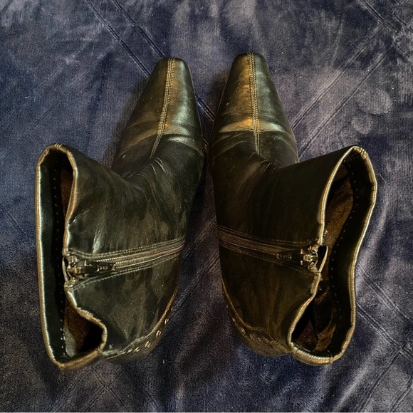 Liz Claiborne Flex Black Lucent Pointed Toe Ankle Boots - Picture 4 of 7